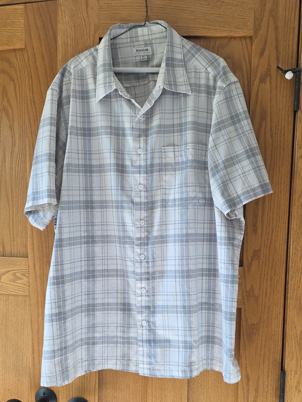 Haggar Men’s Light Gray and White Plaid Short-Sleeve Button-Down Shirt